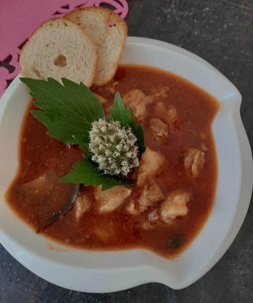 Gęsta zupa gulaszowa z kawałkami mięsa i pieczywem